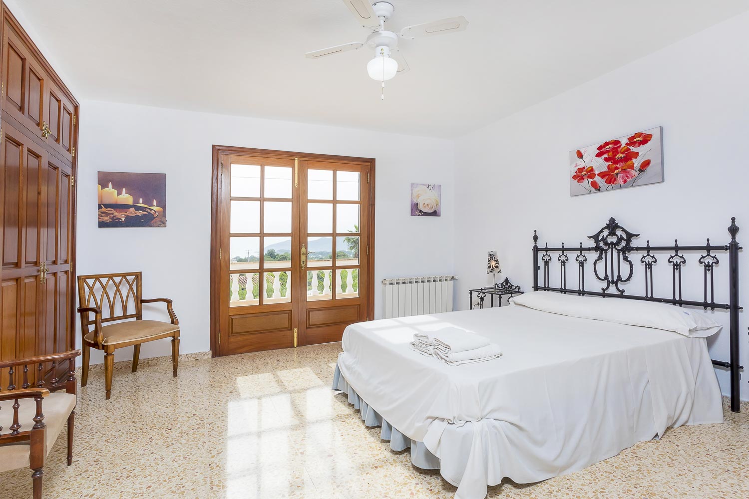 Habitación con cama de matrimonio en una villa en Ibiza